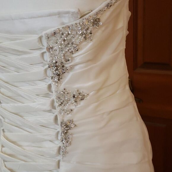 Maggie Sottero haute couture wedding gown. Imperial size 8, off white. - Picture 9 of 12